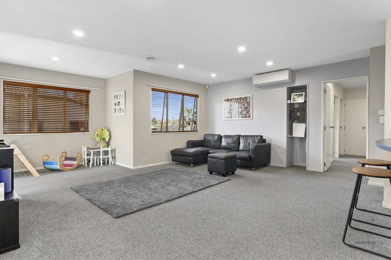 Photo of property in 14 Berkshire Terrace, Massey, Auckland, 0614