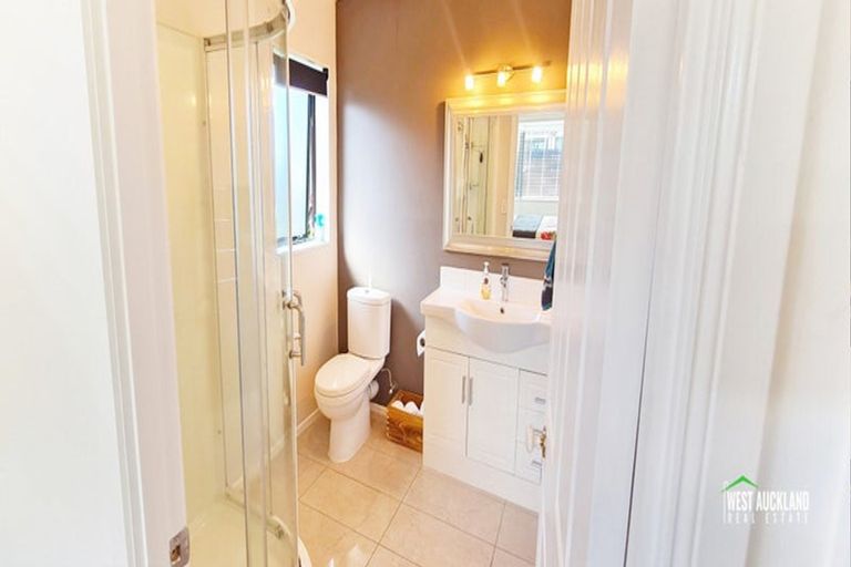 Photo of property in 19 Heversham Place, Glendene, Auckland, 0602