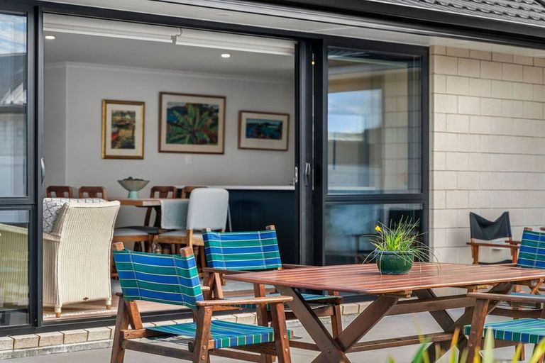 Photo of property in 98 Kaurinui Crescent, One Tree Point, 0118