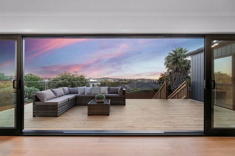 Photo of property in 20 Baulcomb Parade, Windsor Park, Auckland, 0632