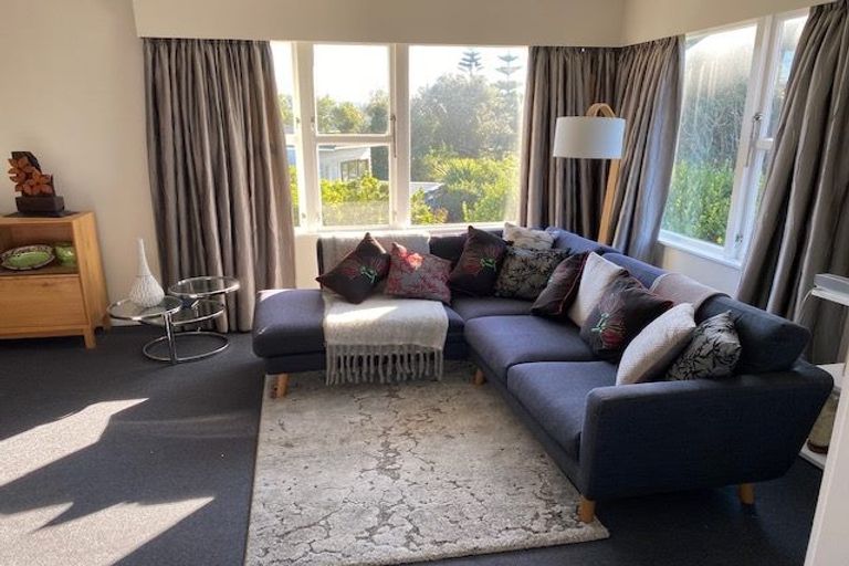 Photo of property in 32 Oswald Crescent, Paparangi, Wellington, 6037