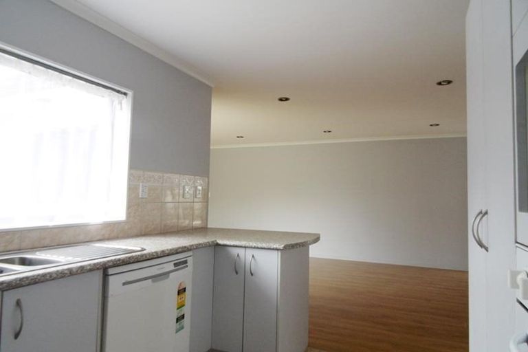 Photo of property in 72 Glenveagh Park Drive, Weymouth, Auckland, 2103