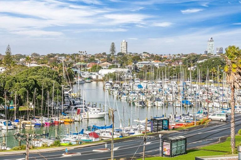 Photo of property in 3/2 Beach Road, Castor Bay, Auckland, 0620