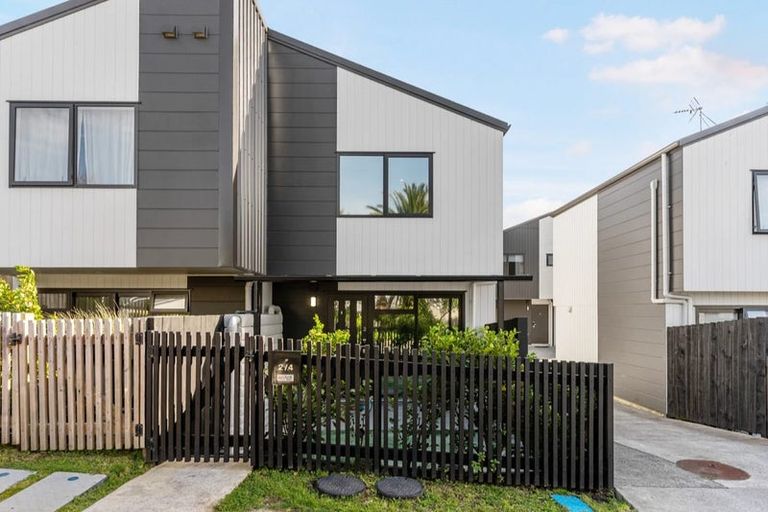 Photo of property in 2/4 Harry Ward Place, Henderson, Auckland, 0610