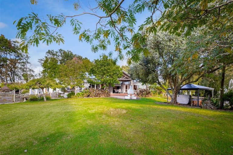 Photo of property in 252 Boord Crescent, Kumeu, 0891