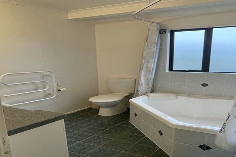 Photo of property in 102 Branch Road, Highlands Park, New Plymouth, 4312