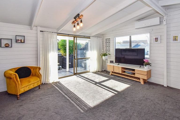 Photo of property in 1/3 Hoylake Place, Wattle Downs, Auckland, 2103