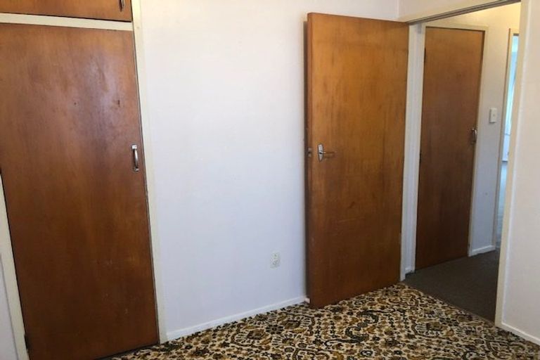 Photo of property in 17 Eyre Street, Henderson, Auckland, 0612