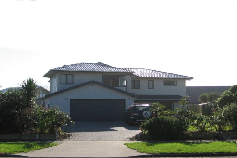 Photo of property in 135 Field Way, Waikanae Beach, Waikanae, 5036