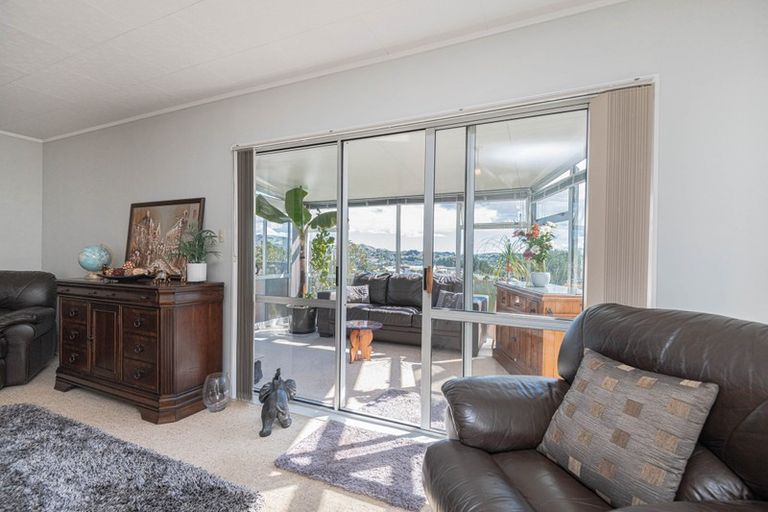 Photo of property in 56 Colchester Crescent, Newlands, Wellington, 6037