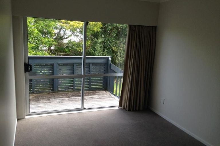 Photo of property in 14 Holdaway Avenue, Northcote, Auckland, 0627