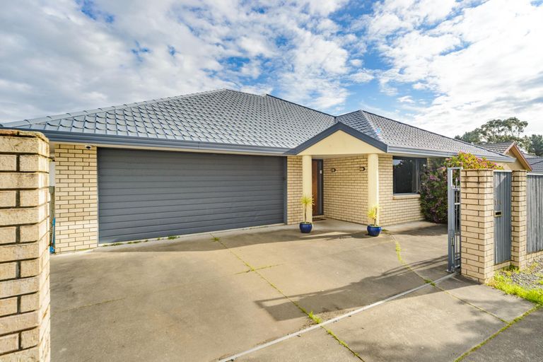 Photo of property in 114 Ruapehu Drive, Fitzherbert, Palmerston North, 4410