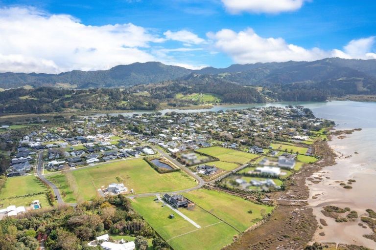 Photo of property in 30 Sandpiper Avenue, Point Wells, 0986