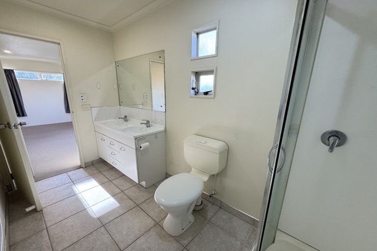 Photo of property in 4 Highgrove Lane, Totara Vale, Auckland, 0632