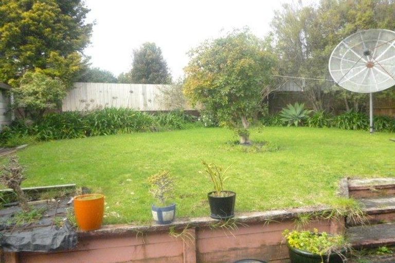 Photo of property in 15 Jillteresa Crescent, Half Moon Bay, Auckland, 2012