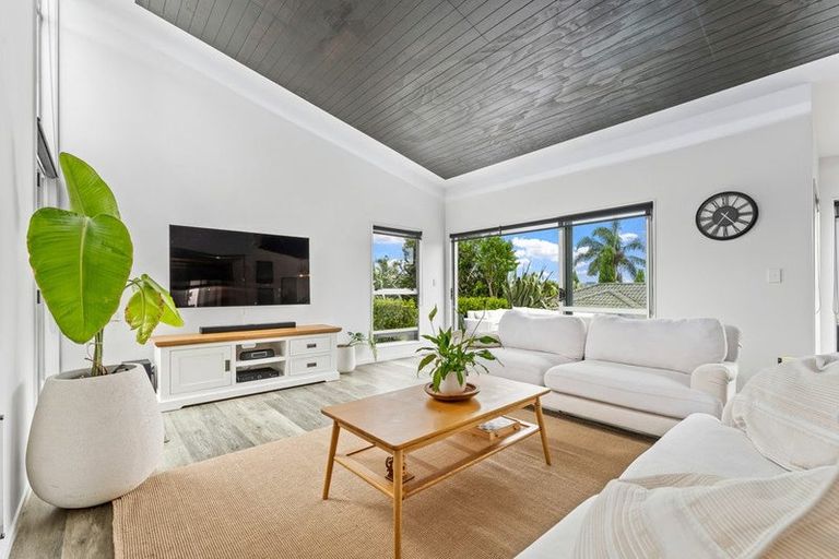 Photo of property in 121 Tauranga Place, Orewa, 0931