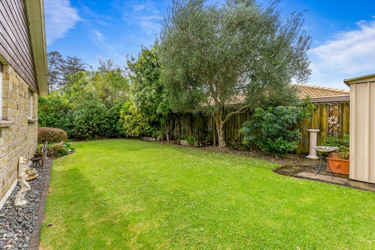 Photo of property in 41 Headcorn Place, Botany Downs, Auckland, 2010