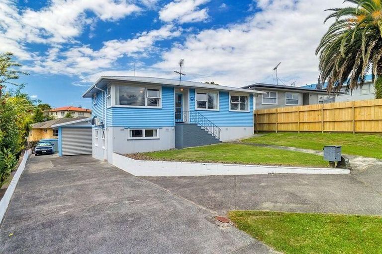 Photo of property in 19 Glendene Avenue, Glendene, Auckland, 0602