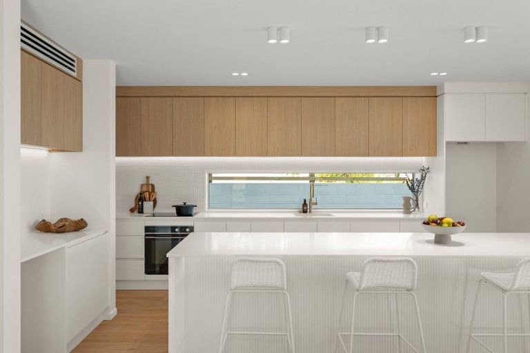 Photo of property in 2/1 The Brae, Mount Pleasant, Christchurch, 8081