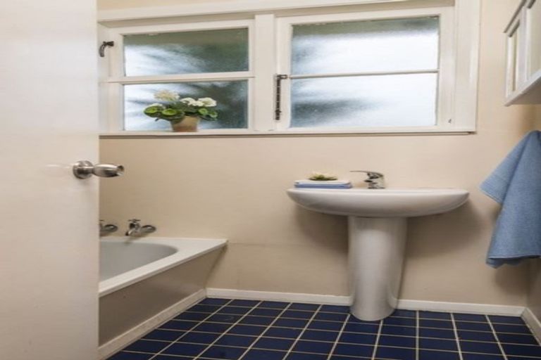 Photo of property in 22 Eastview Road, Glen Innes, Auckland, 1072