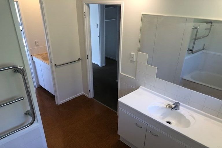 Photo of property in 4 Sispara Place, Beach Haven, Auckland, 0626