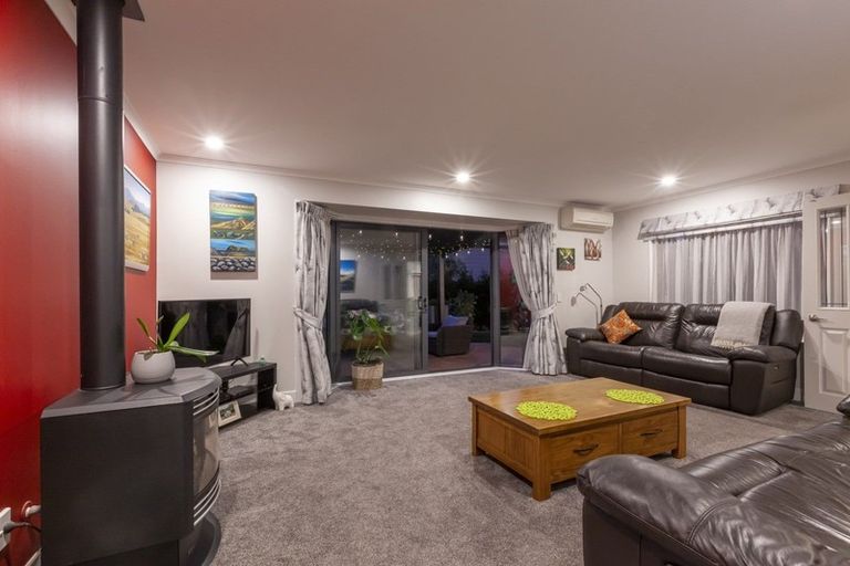 Photo of property in 68 Guildford Drive, Paraparaumu, 5032