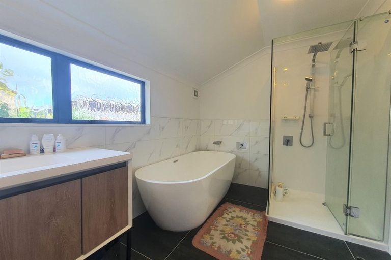 Photo of property in 33b Edmonton Road, Henderson, Auckland, 0612