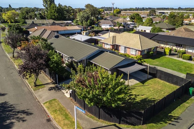 Photo of property in 1/2 Sarabande Avenue, Redwood, Christchurch, 8051