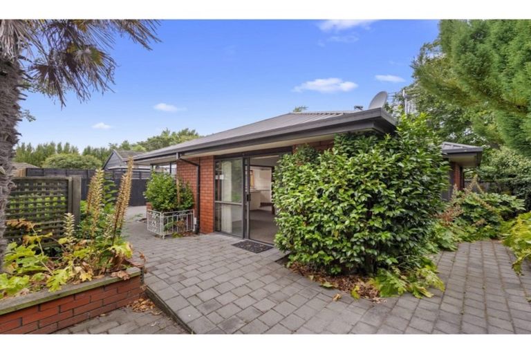 Photo of property in 2/30 Jennifer Street, Bryndwr, Christchurch, 8053