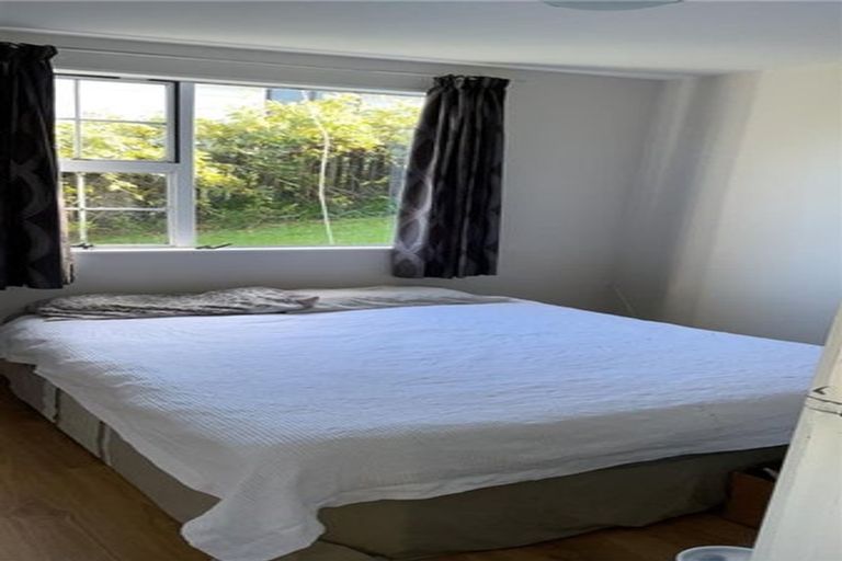 Photo of property in 7 Hueglow Rise, West Harbour, Auckland, 0618