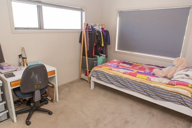 Photo of property in 8 Brindle Way, Newlands, Wellington, 6037