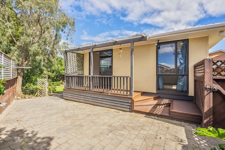 Photo of property in 10 Robert Grove, Paraparaumu, 5032