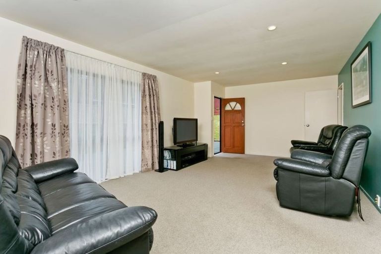 Photo of property in 2/19 Sapphire Place, Bayview, Auckland, 0629