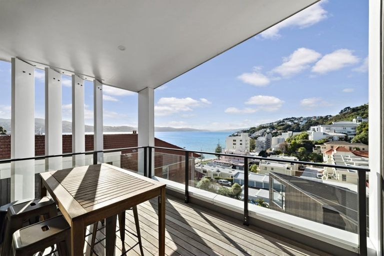 Photo of property in 2/18 Oriental Terrace, Oriental Bay, Wellington, 6011