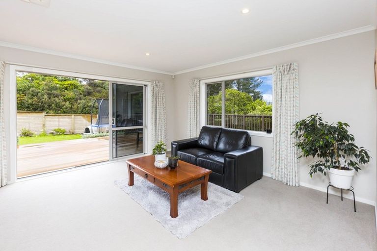 Photo of property in 1 Mckenzie Way, Timberlea, Upper Hutt, 5018