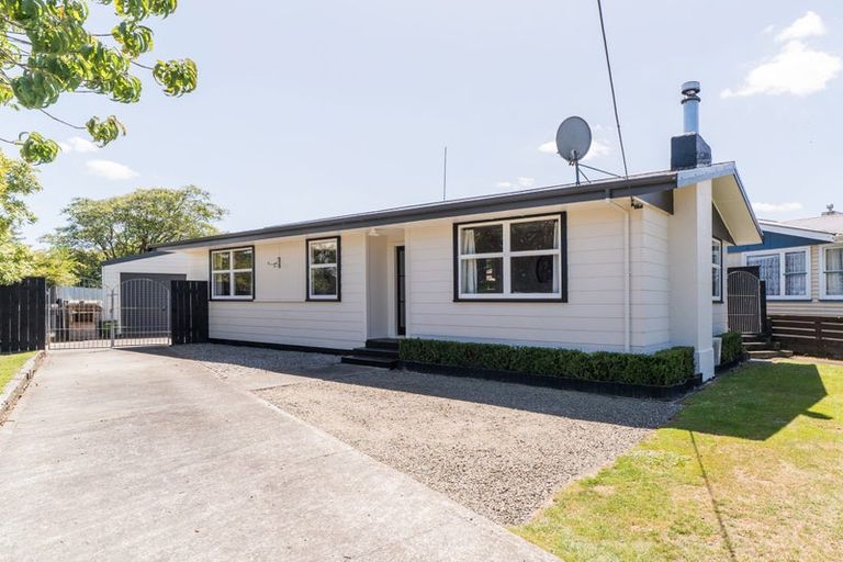Photo of property in 36 Tararua Terrace, Cloverlea, Palmerston North, 4412