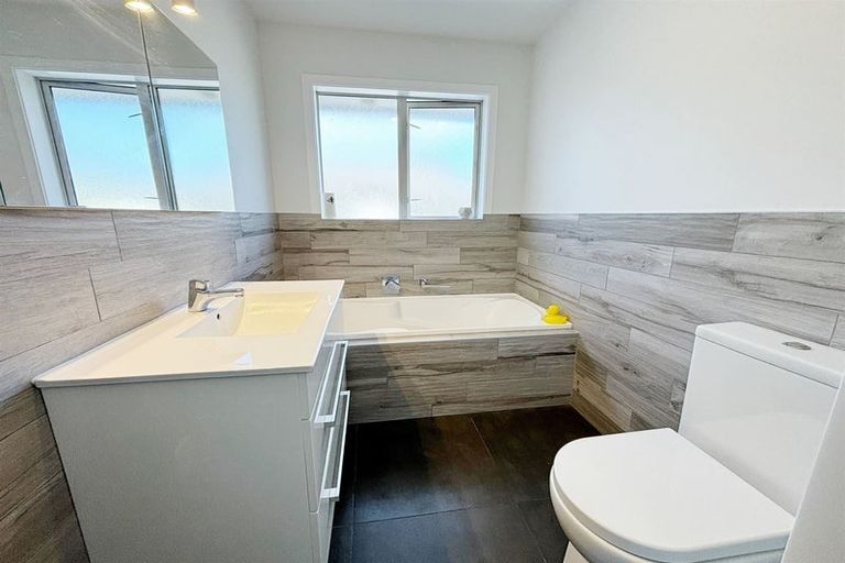 Photo of property in 35 Pinehurst Crescent, Russley, Christchurch, 8042