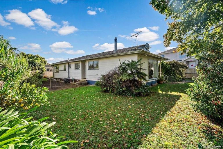 Photo of property in 77 Cascades Road, Pakuranga Heights, Auckland, 2010