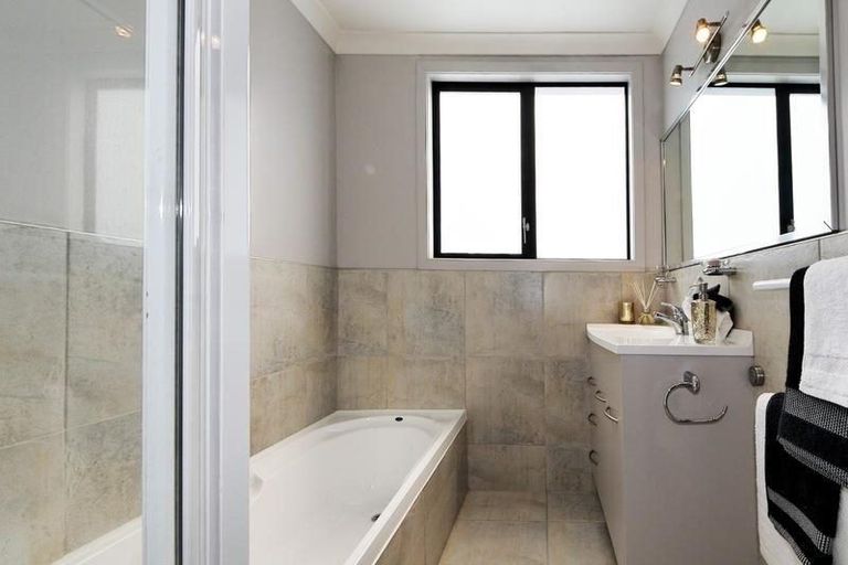 Photo of property in 11k Clearwater Cove, West Harbour, Auckland, 0618