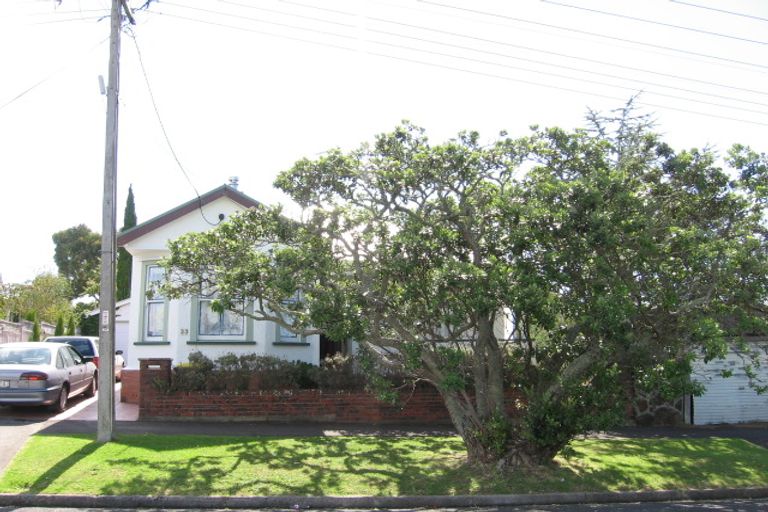 Photo of property in 33 William Bond Street, Stanley Point, Auckland, 0624