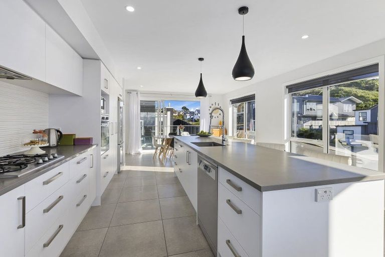 Photo of property in 2 Promontory Crescent, Newlands, Wellington, 6037