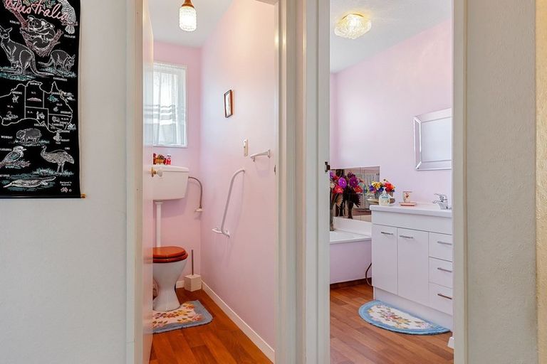 Photo of property in 1/72 Royal Park Drive, Parklands, Christchurch, 8083