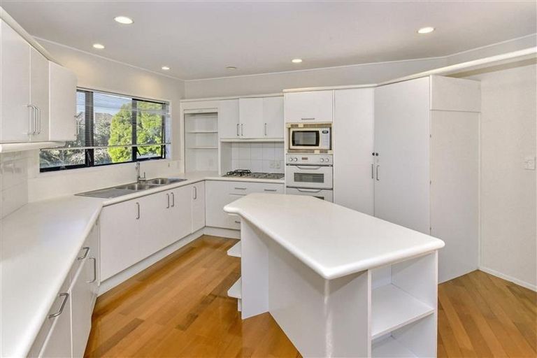 Photo of property in 20 Gillard Place, Eastern Beach, Auckland, 2012