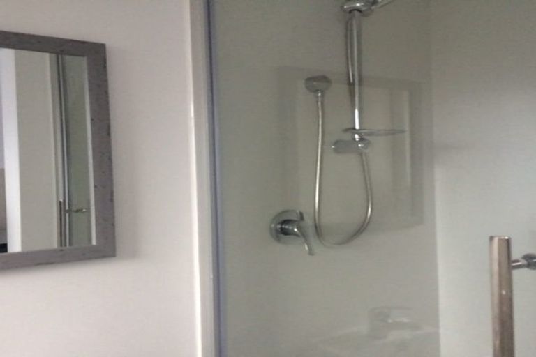 Photo of property in 2 Easton Park Parade, Glenfield, Auckland, 0629