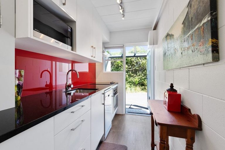 Photo of property in 7/18 Parr Terrace, Castor Bay, Auckland, 0620