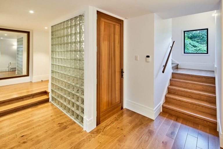 Photo of property in 21 Dillon Street, Lowry Bay, Lower Hutt, 5013