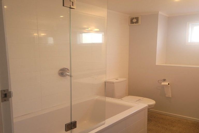 Photo of property in 11 Woodside Avenue, Northcote, Auckland, 0627