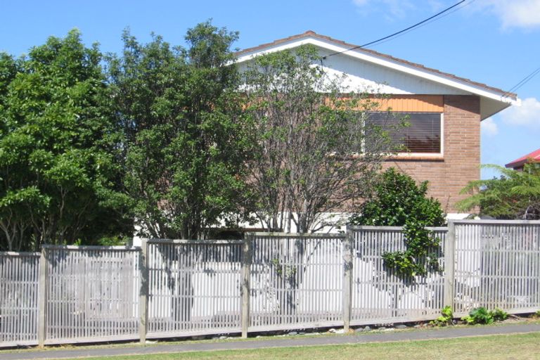 Photo of property in 2/17 Hyde Road, Rothesay Bay, Auckland, 0630