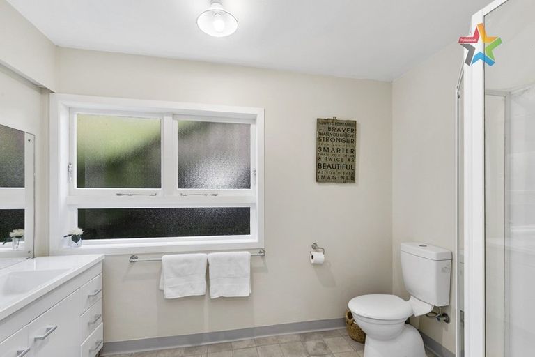 Photo of property in 27 Rakeiora Grove, Korokoro, Lower Hutt, 5012
