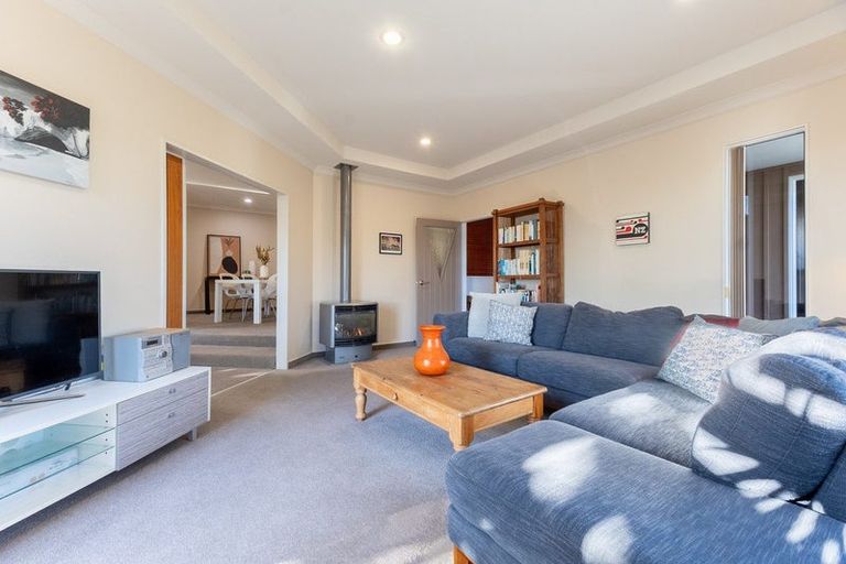 Photo of property in 43 Quadrant Heights, Paraparaumu, 5032